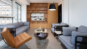 Unclassified image, 3 of 11, button - Plum Guide - Play by Play (Tel Aviv)