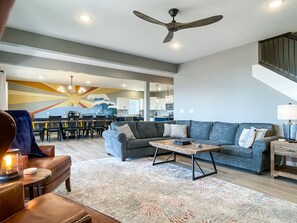Smart TV, fireplace, Netflix, Hulu - By SDC, Indoor Pool, Hot Tub, Incredible Lake View, Pool Table (Indian Point)
