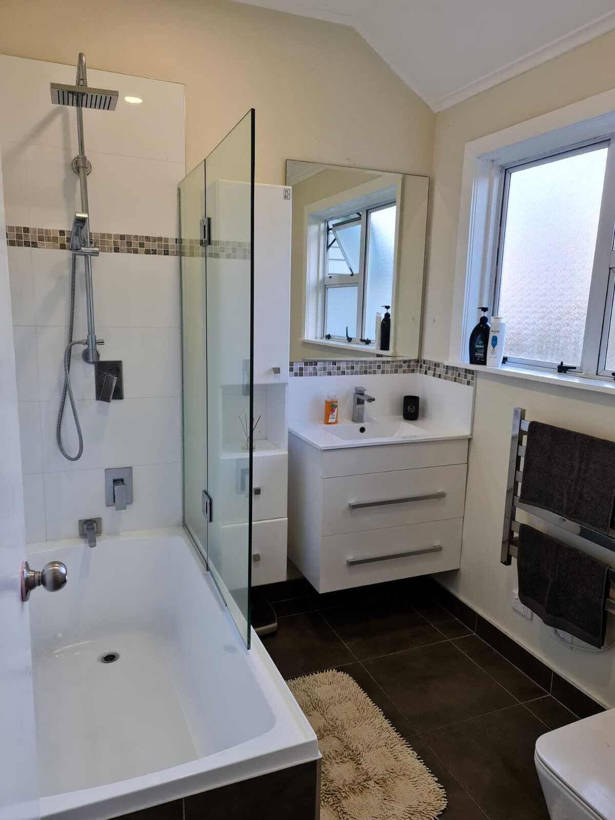 Combined shower/bathtub, hair dryer, towels, shampoo