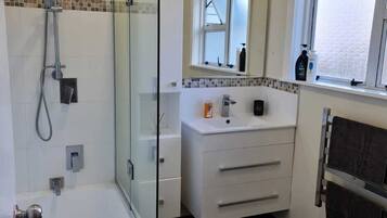 Combined shower/bathtub, hair dryer, towels, shampoo