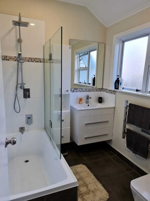Combined shower/tub, hair dryer, towels, shampoo - Entire Bunglow in Central Hutt with FREE-WiFi (Lower Hutt)