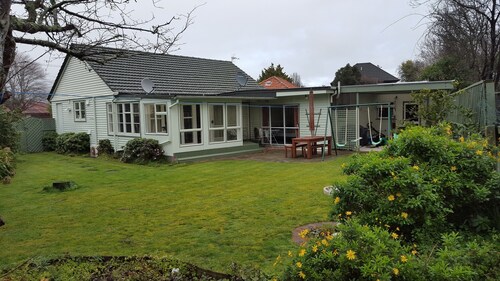 Entire Bunglow in Central Hutt with FREE-WiFi