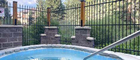 Una piscina cubierta, una piscina climatizada