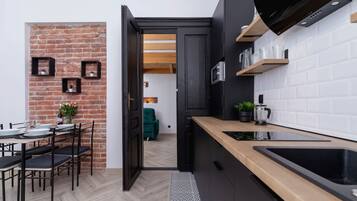 Réfrigérateur, micro-ondes, plaque de cuisson, cafetiÚre/bouilloire