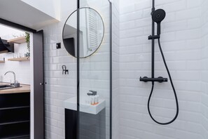 Badewanne, Haartrockner, Handtücher, Shampoo