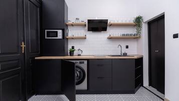 Een koelkast, een magnetron, een kookplaat