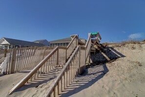 Property grounds - Wave To Cool: 4-bedroom oceanfront cottage in Surf City, NC. (Surf City)