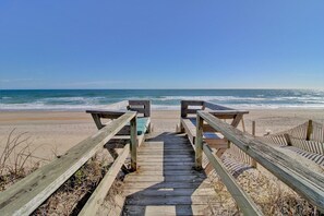 On the beach - "Wave To Cool" OCEANFRONT getaway in Surf City, NC! (Surf City)