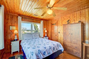 4 bedrooms, iron/ironing board, WiFi