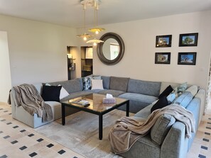 Téléviseur, table de baby-foot, table de ping-pong, chaîne audio