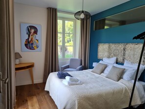 7 chambres, fer et planche à repasser, lit de bébé portatif