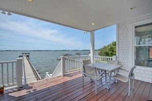 Outdoor dining - Discover the Waterway Hideaway in Sneads Ferry, a charming 3-bedroom with stunning water views. (Sneads Ferry)