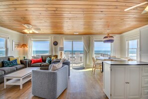 TV, books - Oceanfront, 3-bedroom Whale Song in Surf City - perfect for 7 guests. (Surf City)