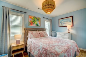 3 bedrooms, iron/ironing board, WiFi - Oceanfront, 3-bedroom Whale Song in Surf City - perfect for 7 guests. (Surf City)