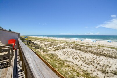 "Queen's Grant F-218" Oceanfront Condo, Community Pool, Playground, Day Docks