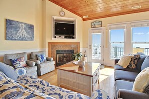 TV, books - C-Breeze: Oceanfront 4BR home in Surf City, NC, sleeps 13 comfortably. (Surf City)