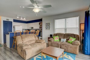 Smart TV - Oceanfront 3BR Turtle Cove townhome in Surf City, perfect for 7 guests. (Surf City)