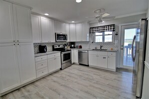 Fridge, microwave, oven, dishwasher - 2 Bed/1.5 Bath Townhome in North Topsail with Ocean and Sound Views! (North Topsail Beach)