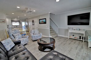 TV, books - 2 Bed/1.5 Bath Townhome in North Topsail with Ocean and Sound Views! (North Topsail Beach)