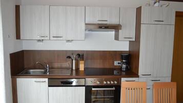 Kühlschrank, Ofen, Herdplatte, Geschirrspüler