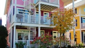 Un immeuble à plusieurs étages doté de balcons et d’un escalier central.