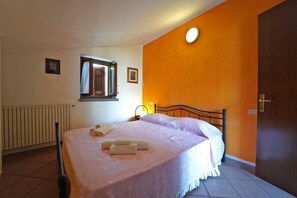 9 bedrooms, iron/ironing board, WiFi, bed sheets - VILLA ADELAIDE 20Pax, Free WiFi, Private pool near Apuan Alps and Cinque Terre (Toscana)