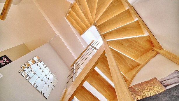 A spiral staircase with wooden railings and a view of the upper floor. - Croisette -palais festival-Citycenter -confortable, Croisette - palais festiva l- Citycenter  (Cannes)