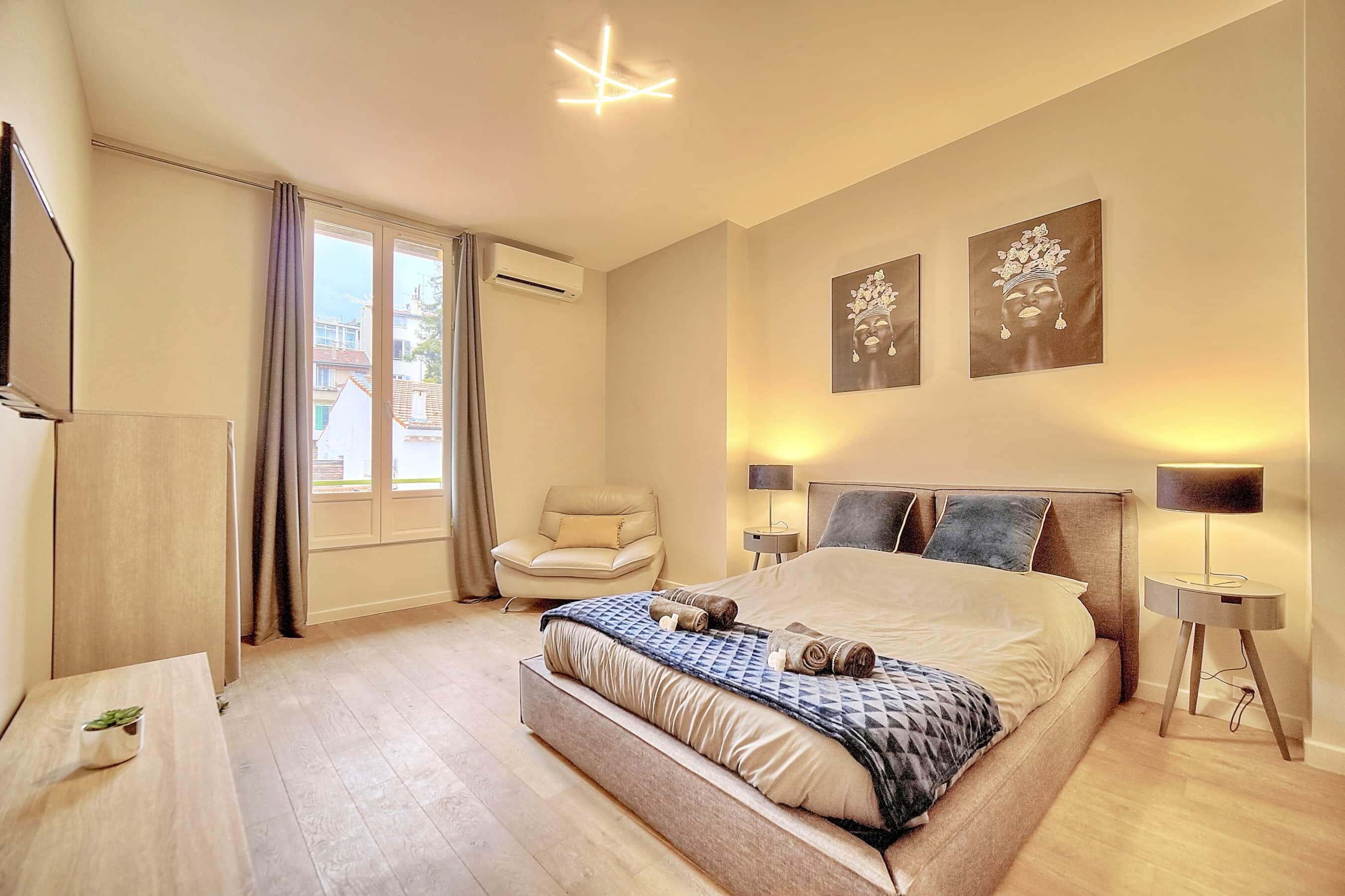 4 bedrooms, desk, iron/ironing board, travel crib