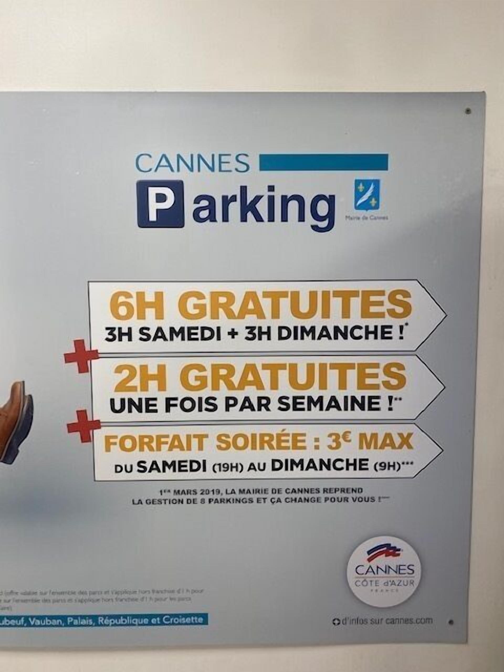 Un panneau indiquant les zones de stationnement à Cannes, avec 6 heures de stationnement gratuit, 3 heures de stationnement gratuit le samedi et le dimanche, et 2 heures de stationnement gratuit une fois par semaine.
