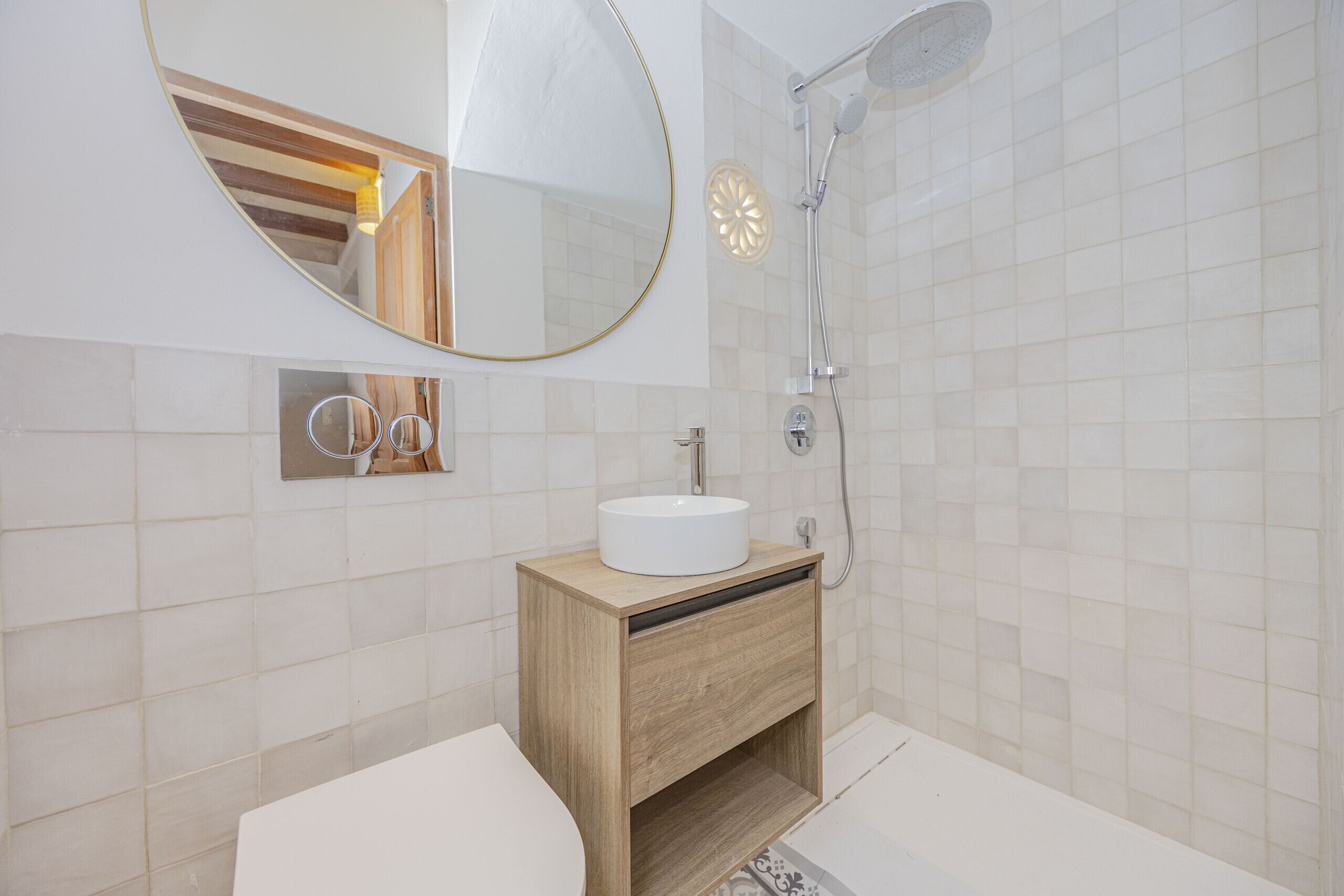 Bañera, secador de pelo y toallas