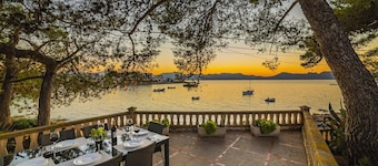 Villa Morer Vermell - newly renovated seafront retreat with private pool