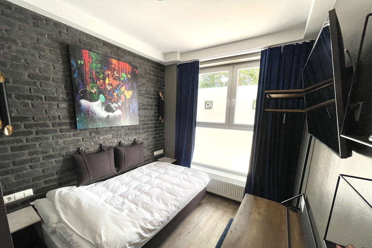 Quarto solteiro clássico | Individualmente decorados, individualmente mobiliados, escrivaninha