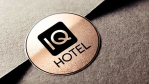 A metallic badge with a logo and the word "HOTEL" on it. - IQ Hotel (Hannover)
