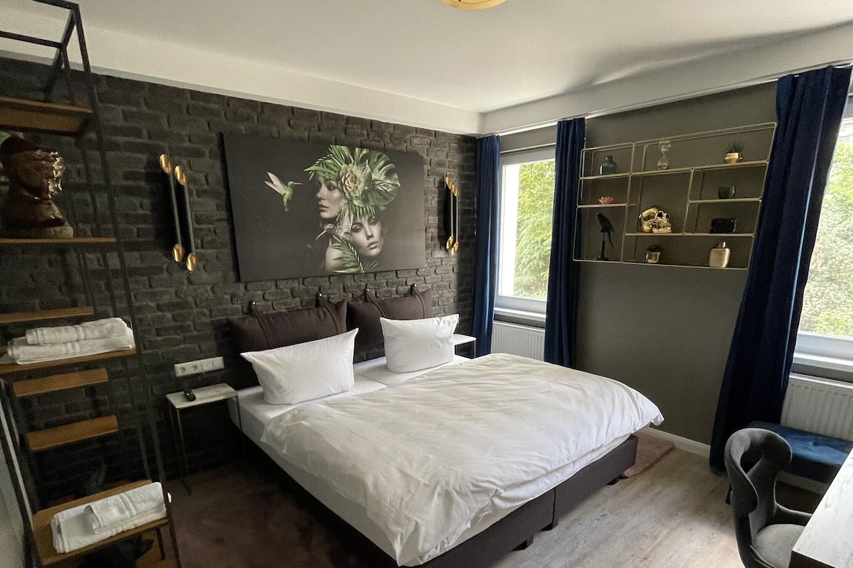Quarto casal standard | Individualmente decorados, individualmente mobiliados, escrivaninha