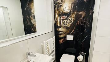 Habitación doble económica | Baño | Regadera, regadera con hidromasaje, amenidades de baño gratuitas