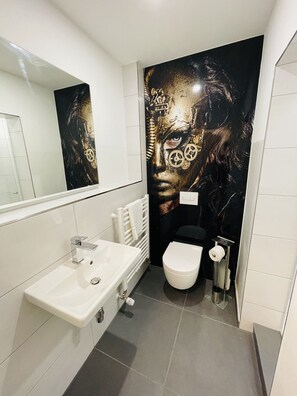 Economy-Doppelzimmer | Badezimmer | Dusche, Hydromassagedusche, kostenlose Toilettenartikel, Haartrockner