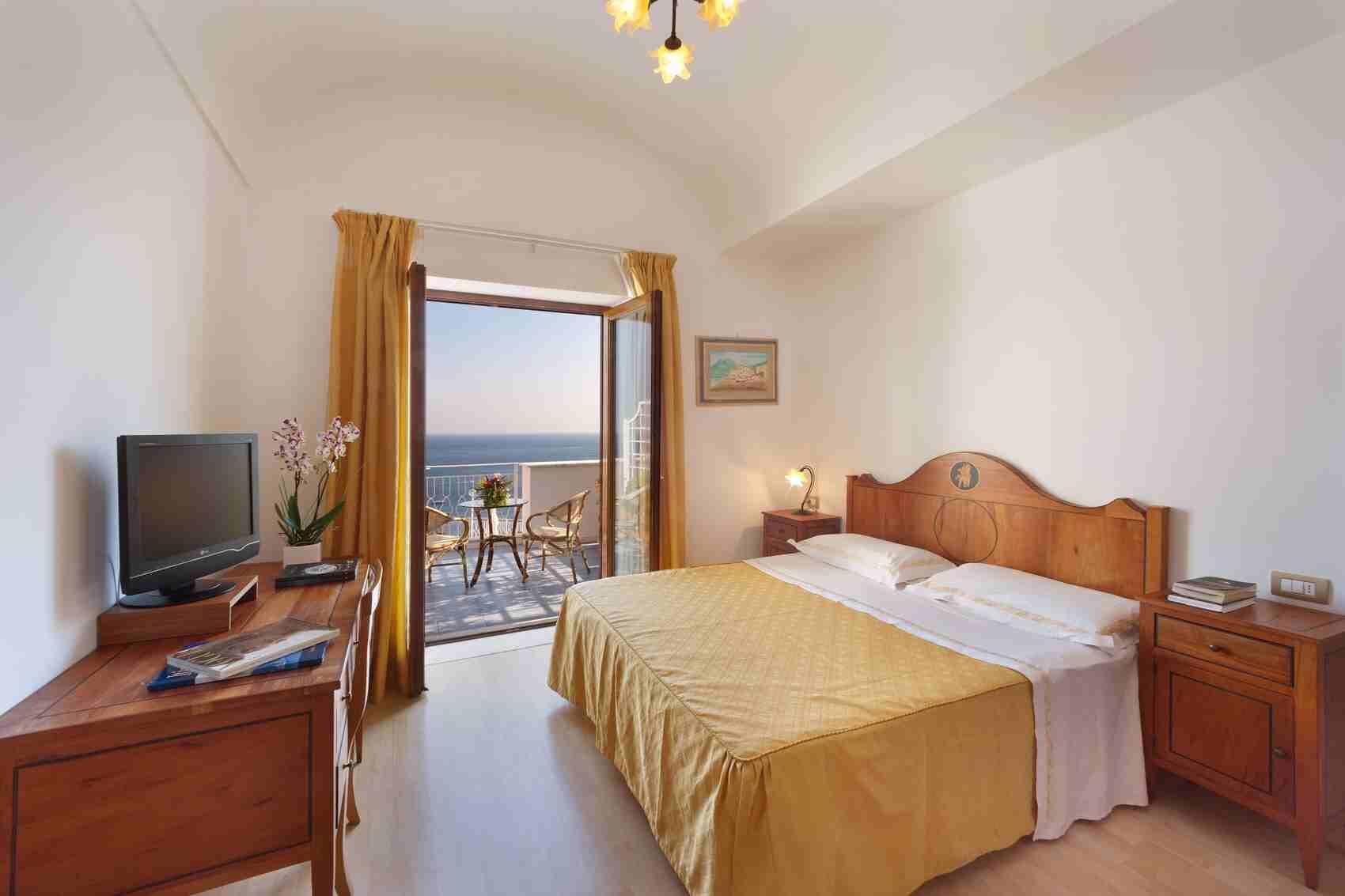 10 bedrooms, desk, iron/ironing board, Internet