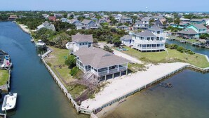 A coastal residential area with houses, a dock, and a boat. - Chai Tide - Ocracoke Island (Ocracoke)