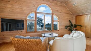 Télévision, lecteur de DVD, livres, chaßne hi-fi