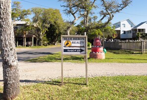 Property grounds - Yeah Buoy - Ocracoke Island (Ocracoke)
