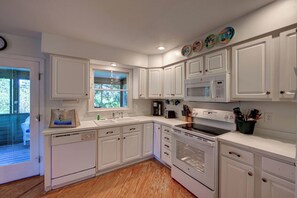 Fridge, microwave, stovetop, dishwasher