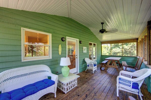 Outdoor dining - Widgeon's Rest - Ocracoke Island (Ocracoke)