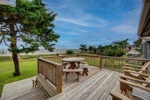 Outdoor dining - Fig and Thistle: Waterfront home with views of Pamlico Sound (Ocracoke)
