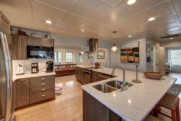 Fridge, microwave, oven, stovetop - Fig and Thistle: Waterfront home with views of Pamlico Sound (Ocracoke)