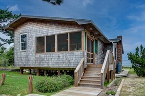 Exterior - Fig and Thistle: Waterfront home with views of Pamlico Sound (Ocracoke)