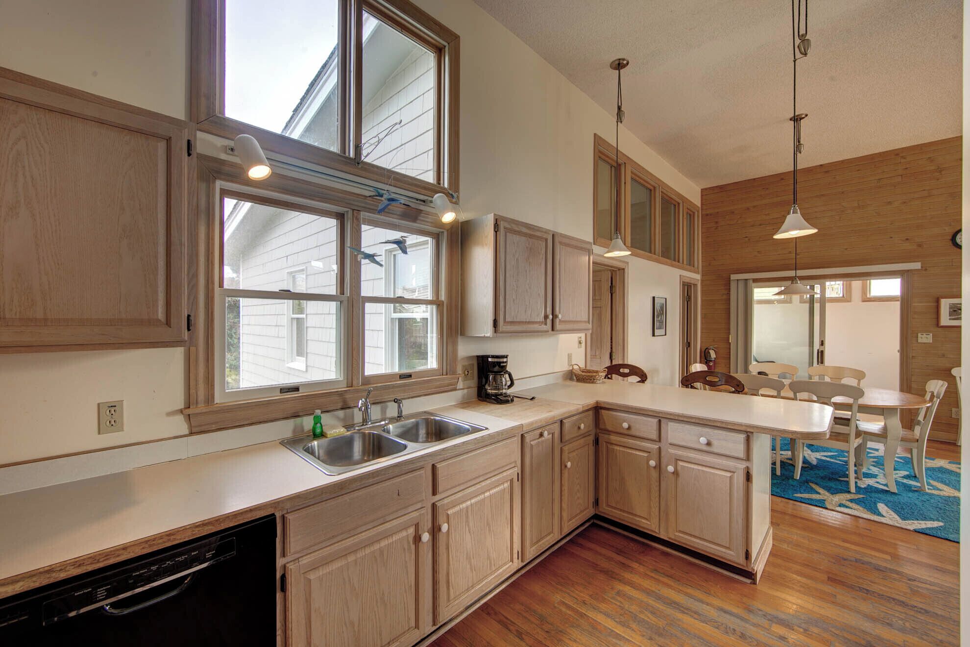 ثلاجة، ميكروويف، موقد طهي مسطح، ماكينة لصنع القهوة/الشاي