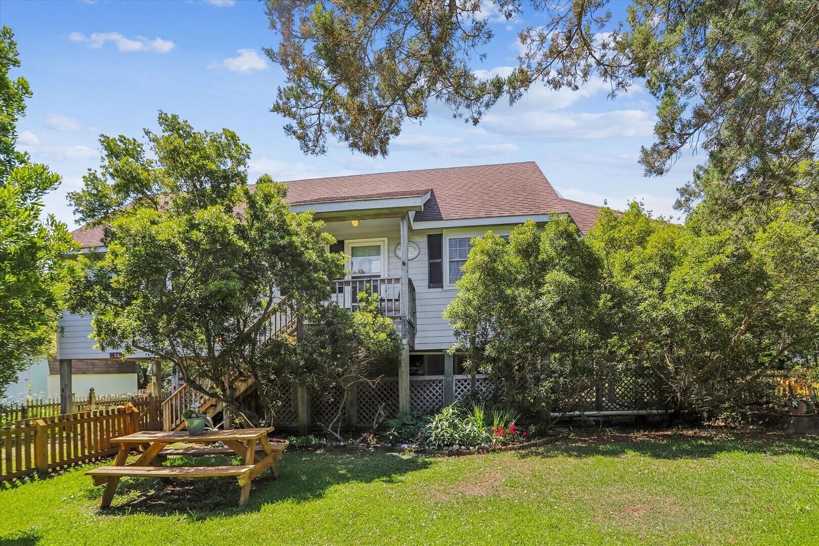 Gray Whale: Within walking distance of the harbor, shops and restaurants.