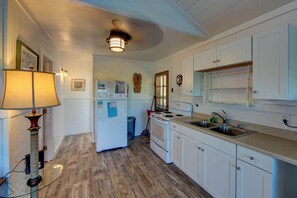 Jääkaappi, mikroaaltouuni, uuni, liesi