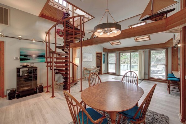 Interior - No Ka Oi - Ocracoke Island (Ocracoke)