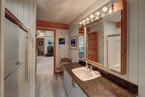 Bathroom - No Ka Oi - Ocracoke Island (Ocracoke)